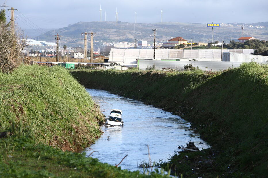 Homem morre após despiste de carro para ribeira em Odivelas