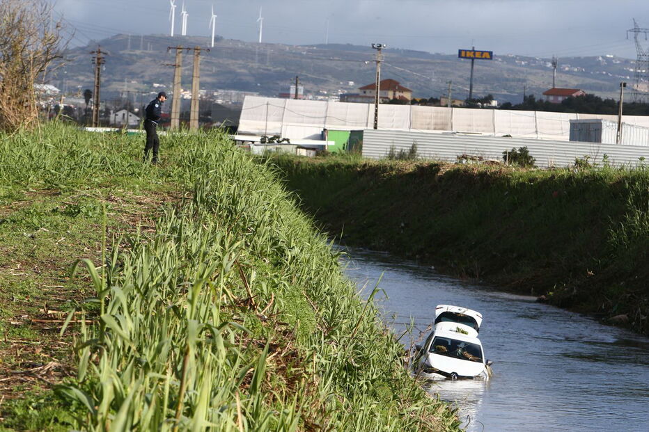 Homem morre após despiste de carro para ribeira em Odivelas