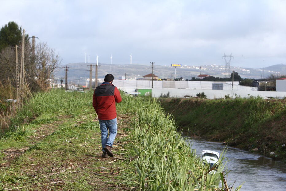 Homem morre após despiste de carro para ribeira em Odivelas
