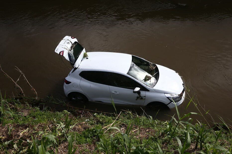 Homem morre após despiste de carro para ribeira em Odivelas