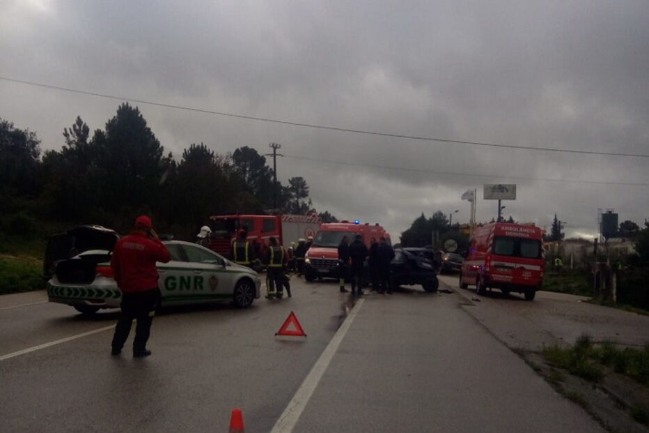 Colisão entre dois carros faz três feridos no IC2 em Alcobaça