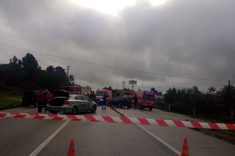 Colisão entre dois carros faz três feridos no IC2 em Alcobaça