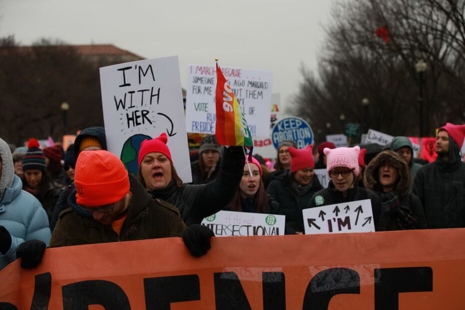 Milhares em Los Angeles pedem destituição de Trump e mais direitos para as mulheres