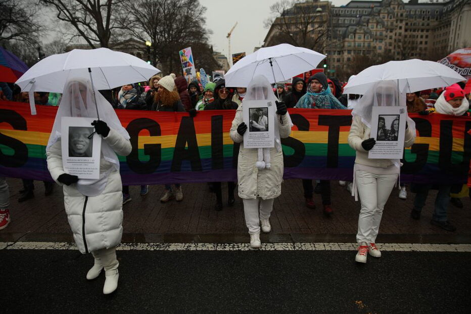 Milhares em Los Angeles pedem destituição de Trump e mais direitos para as mulheres