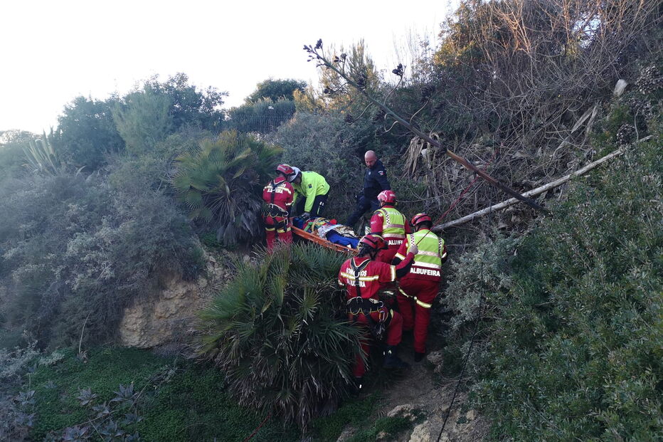 Turista alemã cai em ravina com sete metros em Albufeira