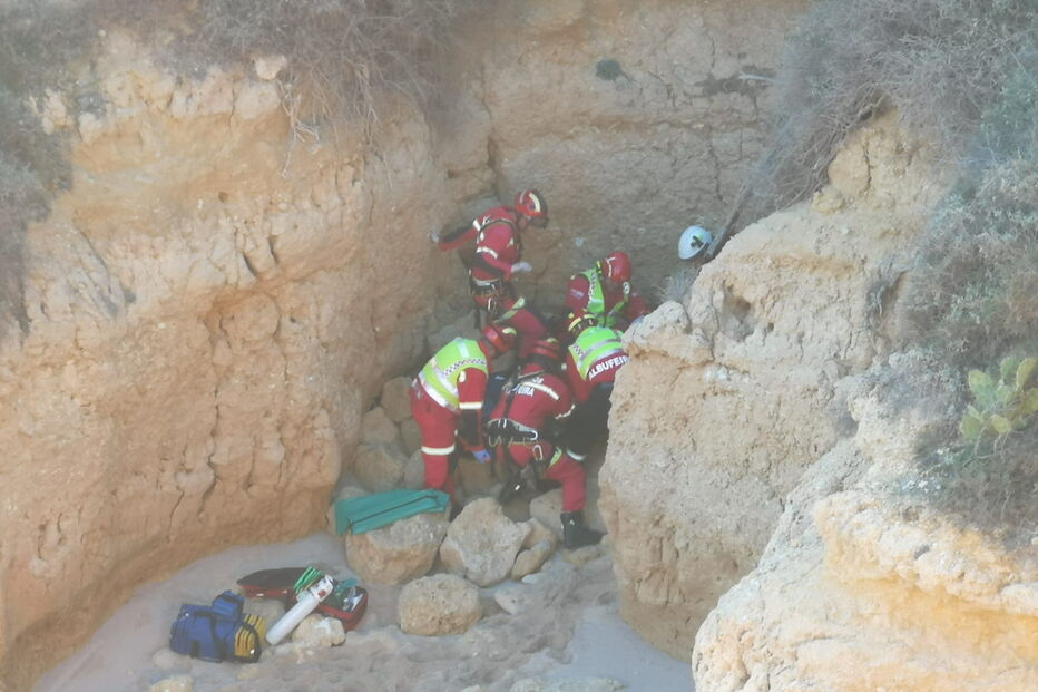 Turista alemã cai em ravina com sete metros em Albufeira