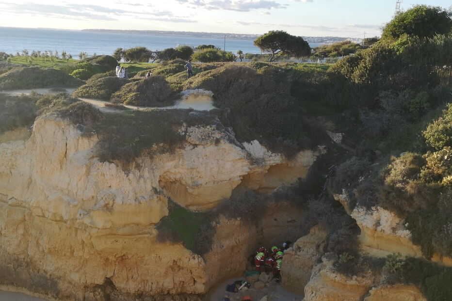 Turista alemã cai em ravina com sete metros em Albufeira