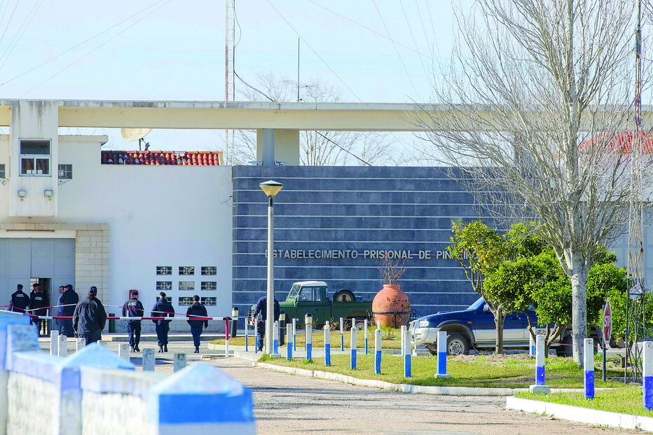 Homem foi apanhado por guardas prisionais da cadeia de Pinheiro da Cruz quando operava um drone  