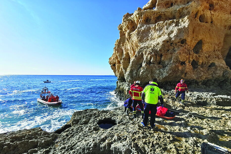 Vítima foi estabilizada por elementos dos Bombeiros de Lagoa e INEM e resgatada pela embarcação salva-vidas       