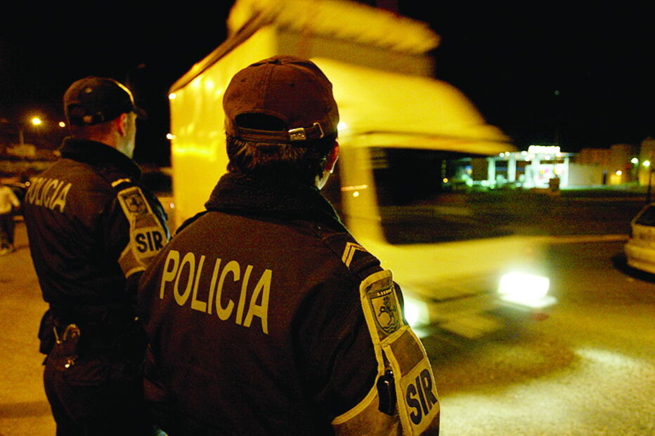 Patrulha da PSP acorreu ao  acidente e deteve o condutor   