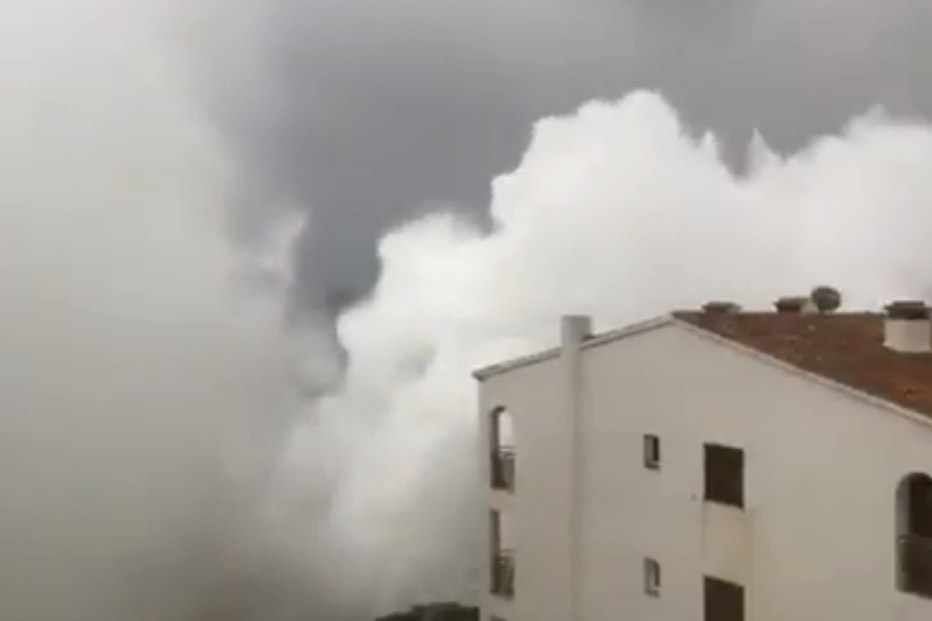 Imagens impressionantes mostram tempestade 'Glória' a formar maior onda de sempre em Espanha