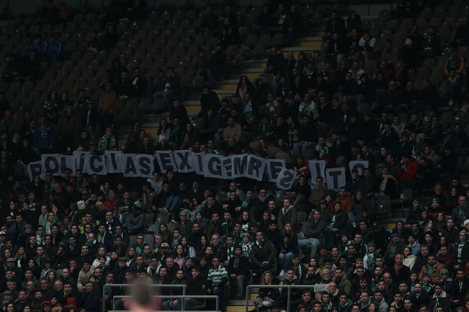 Polícias protestam nas bancadas do Estádio do Braga durante meia-final da Taça da Liga