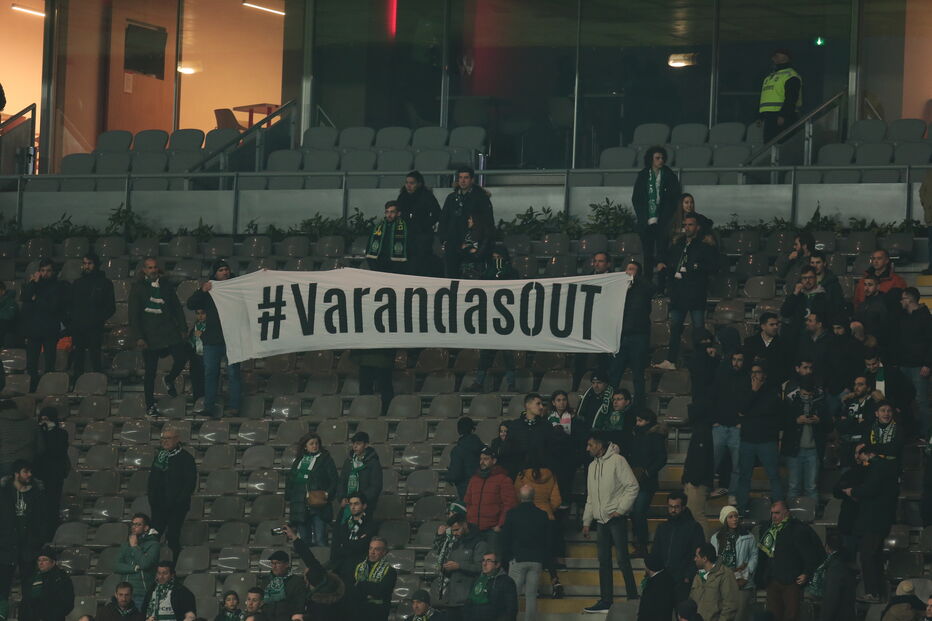 Bruno Fernandes até com a polícia protestou após a derrota do Sporting e Internet enche-se de memes