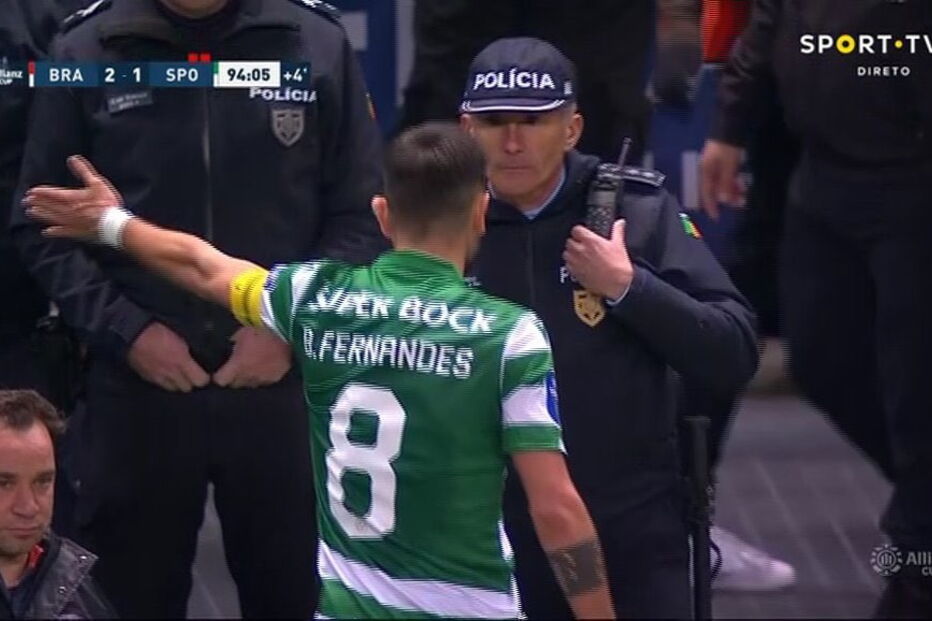 Bruno Fernandes até com a polícia protestou após a derrota do Sporting e Internet enche-se de memes