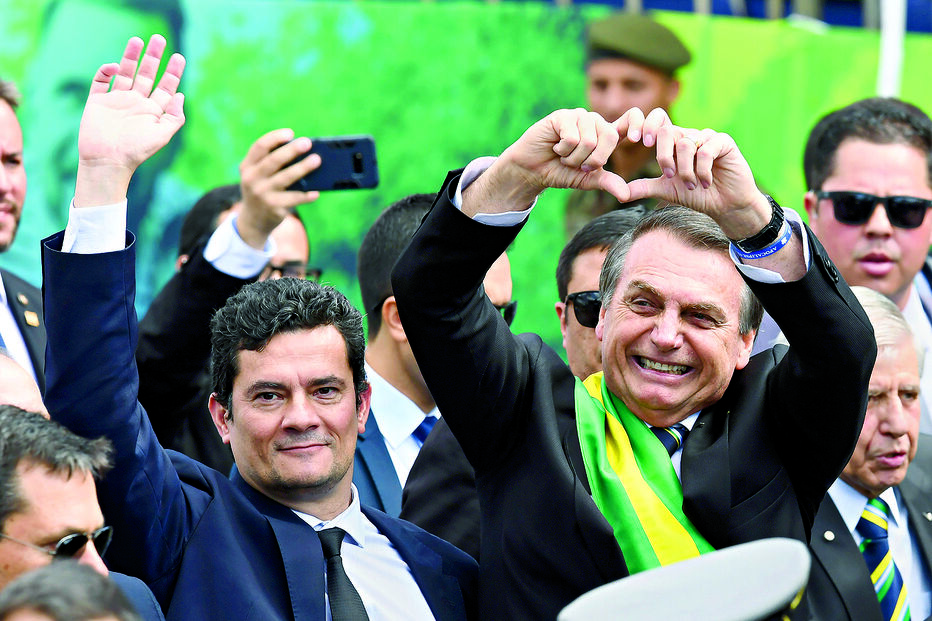 Sérgio Moro (esq.) é bastante mais popular do que Bolsonaro nas sondagens  