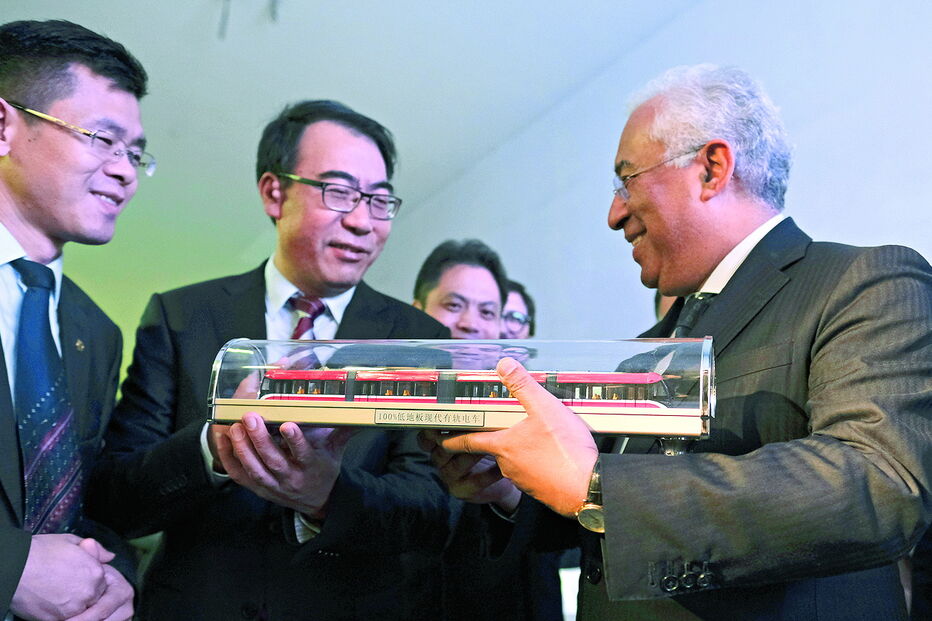 António Costa recebe uma miniatura das novas composições que, a partir do próximo ano, irão circular no Porto