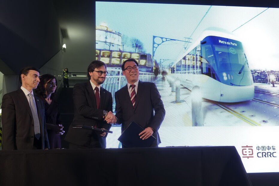 Cerimonia de assinatura dos contratos para a aquisição de 18 novos veículos para a Metro do Porto