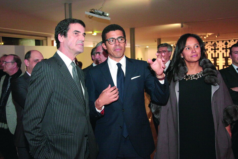 Rui Moreira junto de Sindika Dokolo e Isabel dos Santos, na inauguração da exposição ‘You love me, you love me not’ 