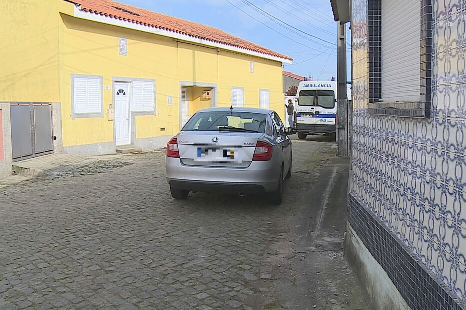 Homem morre a agredir mulher com um ferro