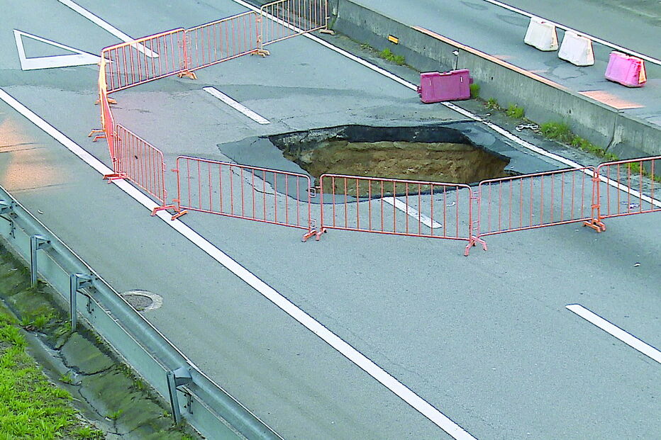 Buraco provocado pelo aluimento do piso da EN13 obriga a uma empreitada de reparação de uma conduta 