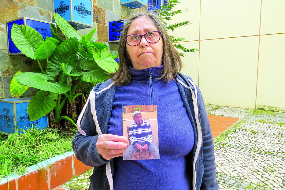 Susana Santos mostra a foto do pai, Fernando Rafael dos Santos