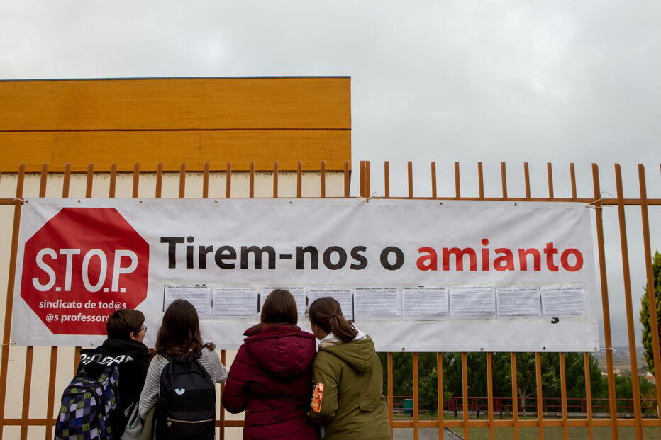 Alunos olham para a lista de escolas que terão amianto. Manifestação na EB 2/3 de Taveiro. 2019