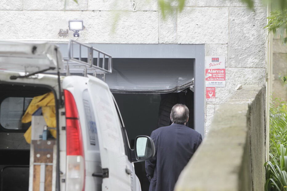 Garagem onde foi encontrado o banqueiro