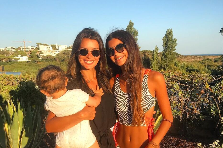 Maria Cerqueira Gomes e a filha Francisca, com o filho, João