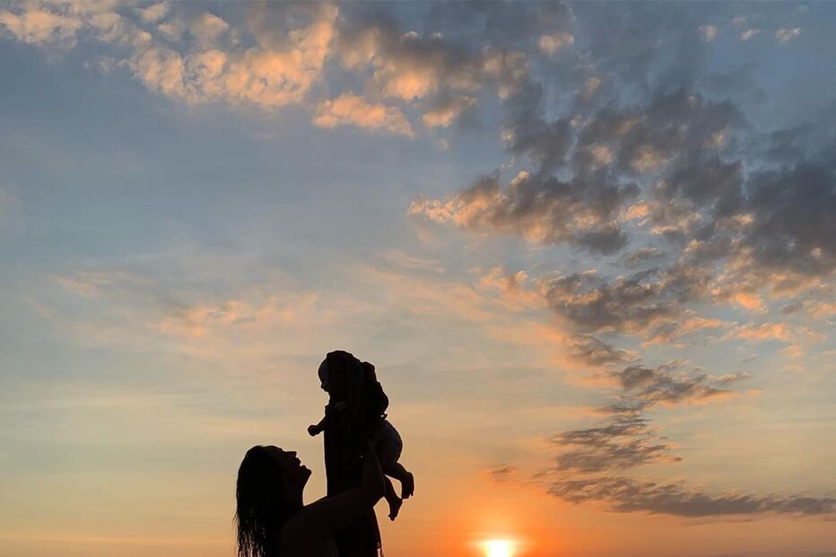 Maya Booth e o filho