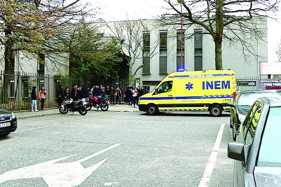 Estudante foi assistido pelo INEM e depois transportado ao hospital da cidade, recebendo alta pouco tempo depois