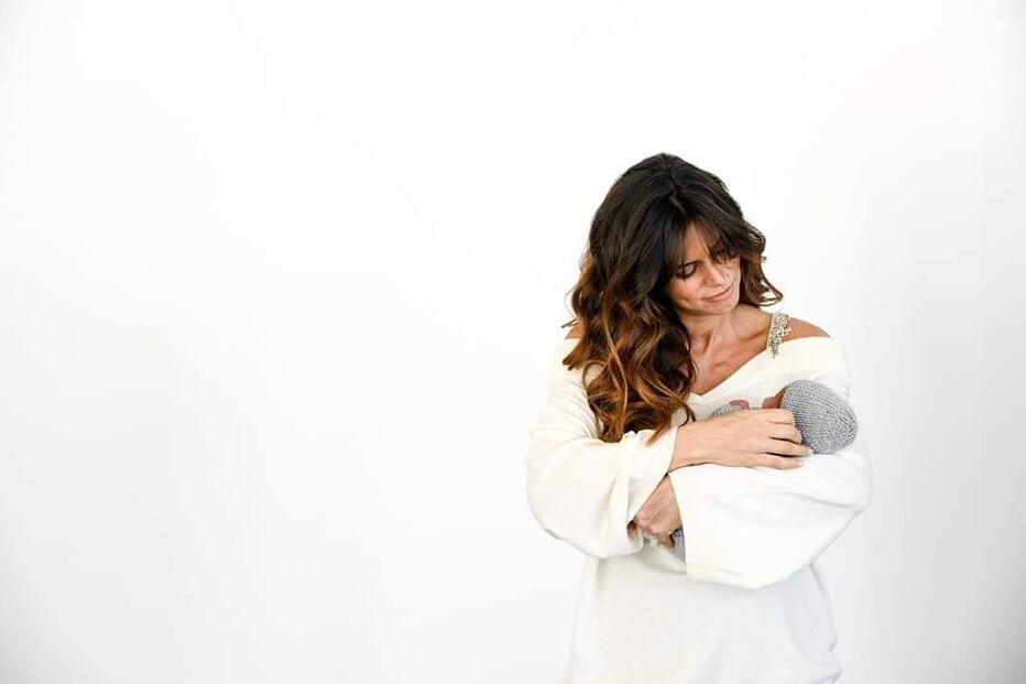 Cláudia Vieira encantada com a filha Caetana