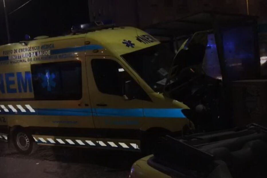 Colisão brutal entre um carro e uma ambulância na EN206