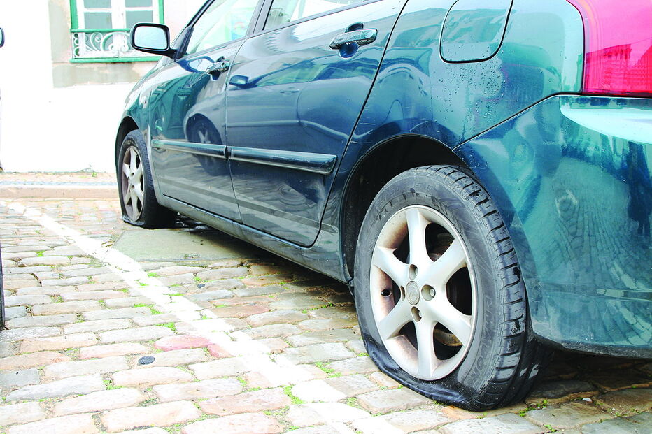 Viatura da Diretoria do Sul da PJ foi uma das que ficou com os dois pneus danificado