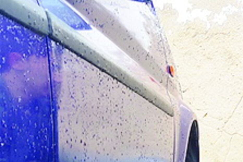 Proprietários dos automóveis atingidos começaram ontem a fazer a mudança dos pneus