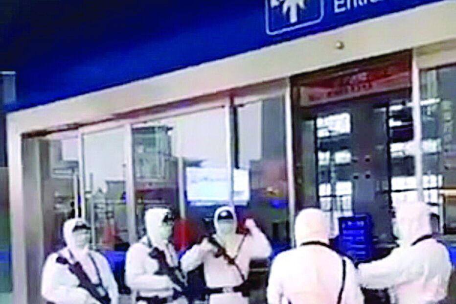 Vídeos publicados nas redes sociais mostram polícias fortemente armados nas ruas das cidades em quarentena