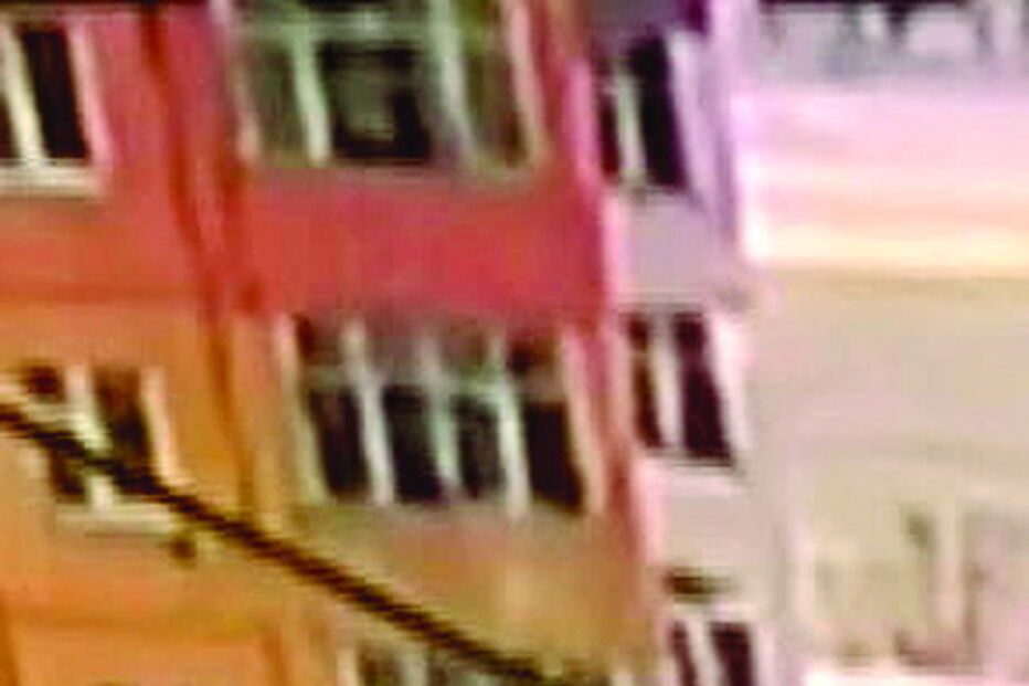 Mulher escapa ilesa após cair de nono andar na Rússia