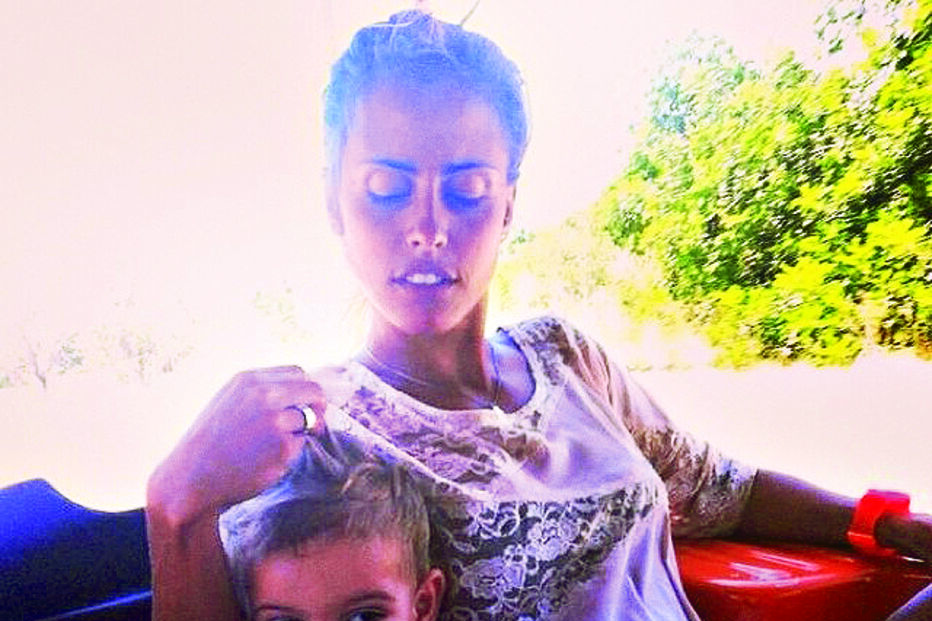 Carolina com o sobrinho 