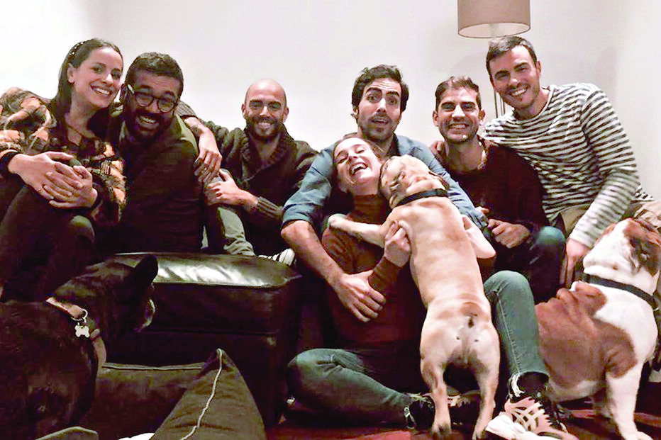 Atriz festejou a compra da nova casa no Alentejo num jantar  com um grupo  de amigos  