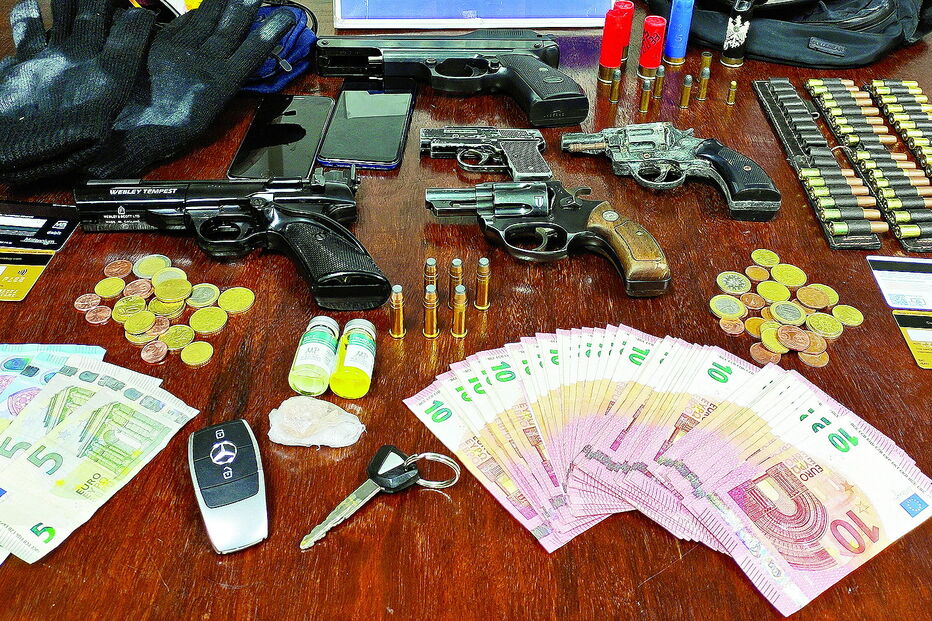 Agentes da PSP aprenderam dinheiro e armas aos suspeitos, que foram apanhados em flagrante a seguir carrinha  