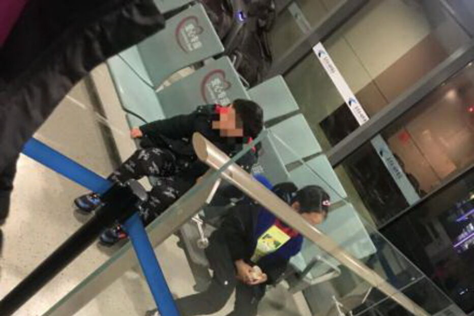Pais abandonam filho proibido de embarcar por ter febre em aeroporto