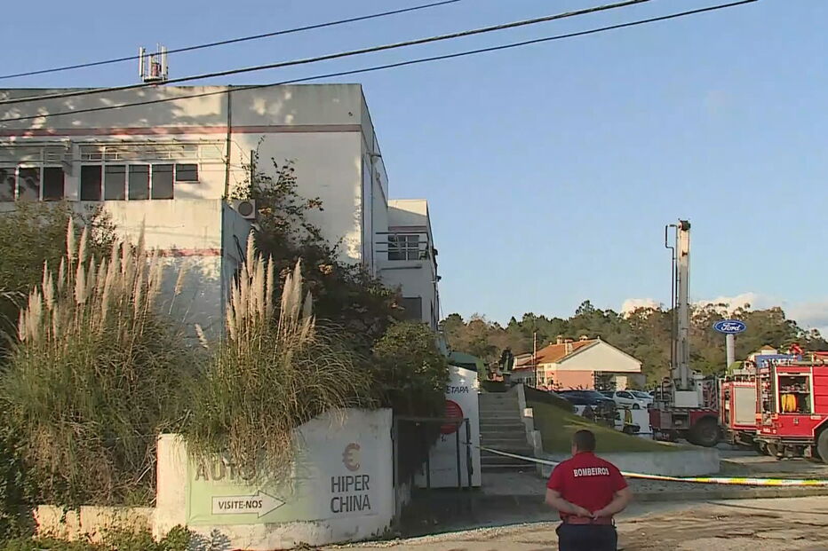 Incêndio consome loja de produtos chineses em Setúbal