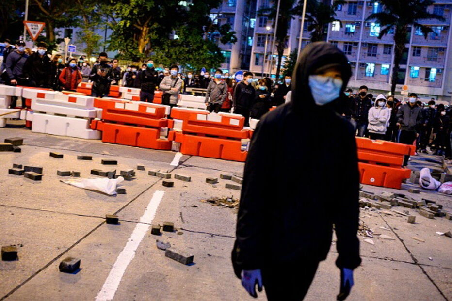 Manifestantes atacam edifício em Hong Kong que acolhe portadores do coronavírus