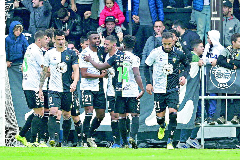 Jogadores do Farense comemoram o golo da vitória no relvado 