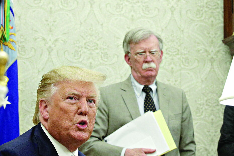 Democratas querem chamar John Bolton a depor como testemunha no julgamento de Donald Trump no Senado 