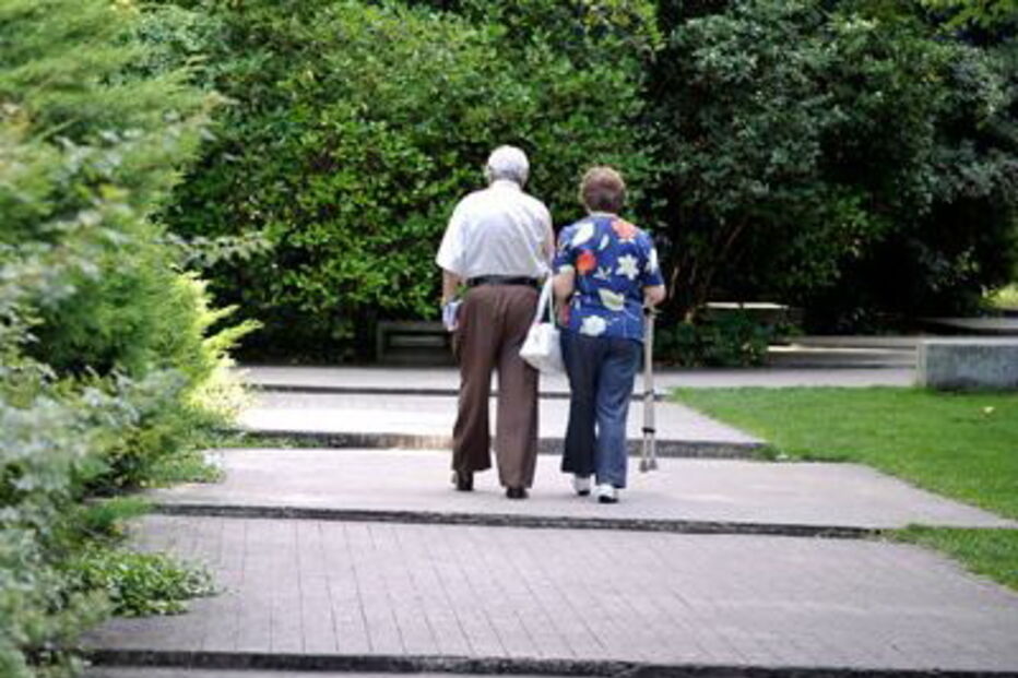 pessoas jardim idosos reformados reforma not baixo.jpg