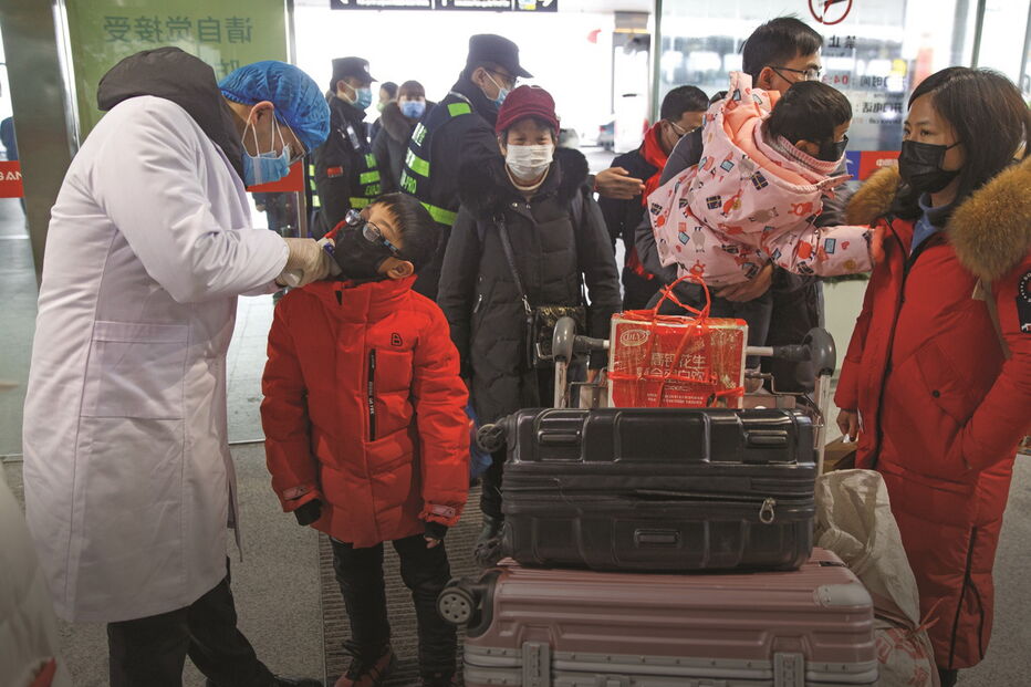 Vigilância criada pelas autoridades chinesas envolve um apertado sistema de observação dos passageiros dos voos domésticos e para o estrangeiro