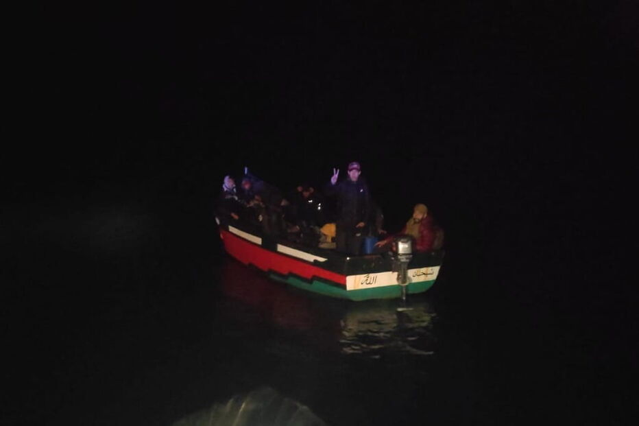 Imigrantes ilegais chegaram a Olhão num barco de madeira