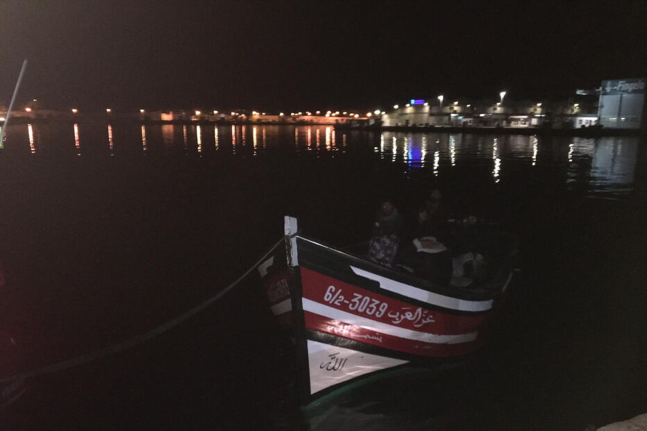 Imigrantes ilegais chegaram a Olhão num barco de madeira	