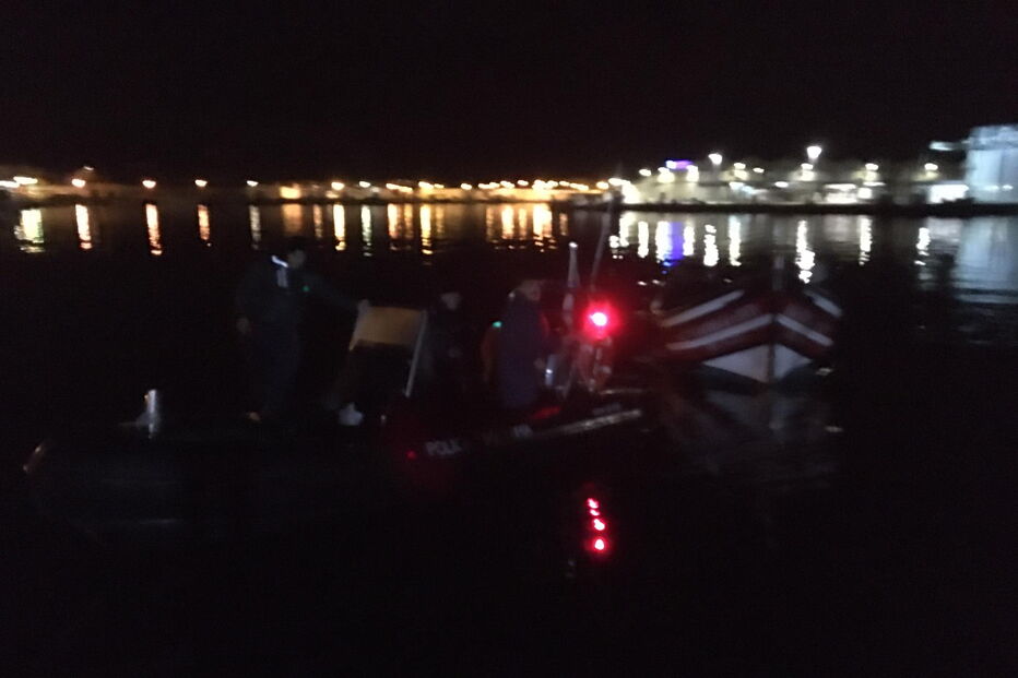 Imigrantes ilegais chegaram a Olhão num barco de madeira	