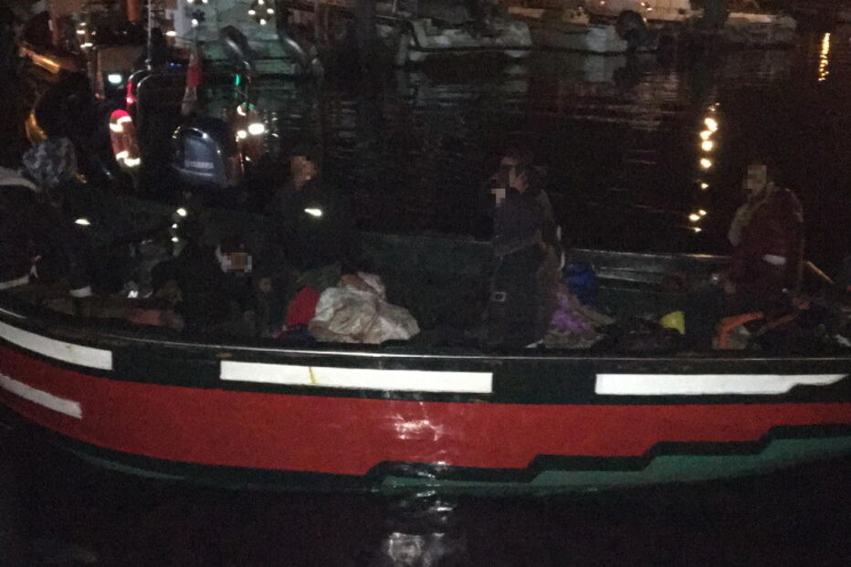 Imigrantes ilegais chegaram a Olhão num barco de madeira	